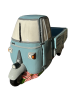 Ape Piaggio Porta Vaso – Dipinta a Mano con Colori Vivaci - Notaro Manufatti