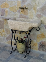 Pila Austri – Lavandino Rustico colore Beige Naturale con Struttura in Ferro Battuto - Notaro Manufatti