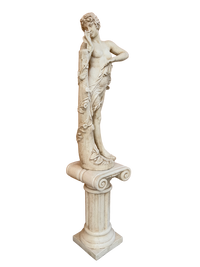 Statua ‘Flora’ in Cemento con Base – La Dea della Natura Anticata Beige