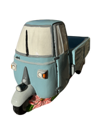 Ape Piaggio Porta Vaso – Dipinta a Mano con Colori Vivaci - Notaro Manufatti