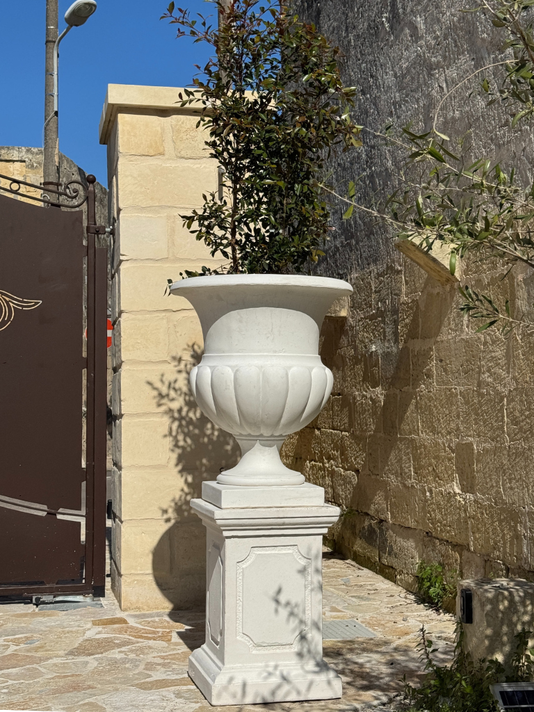 Vaso Ciano Gigante in Cemento Bianco – Grande Vaso Ornamentale per Esterni