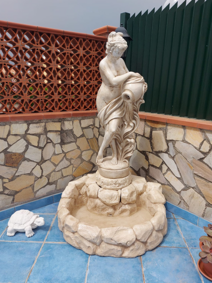 Fontana Laghetto Con Statua Portatrice D'Acqua