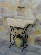 Pila Austri – Lavandino Rustico colore Beige Naturale con Struttura in Ferro Battuto - Notaro Manufatti
