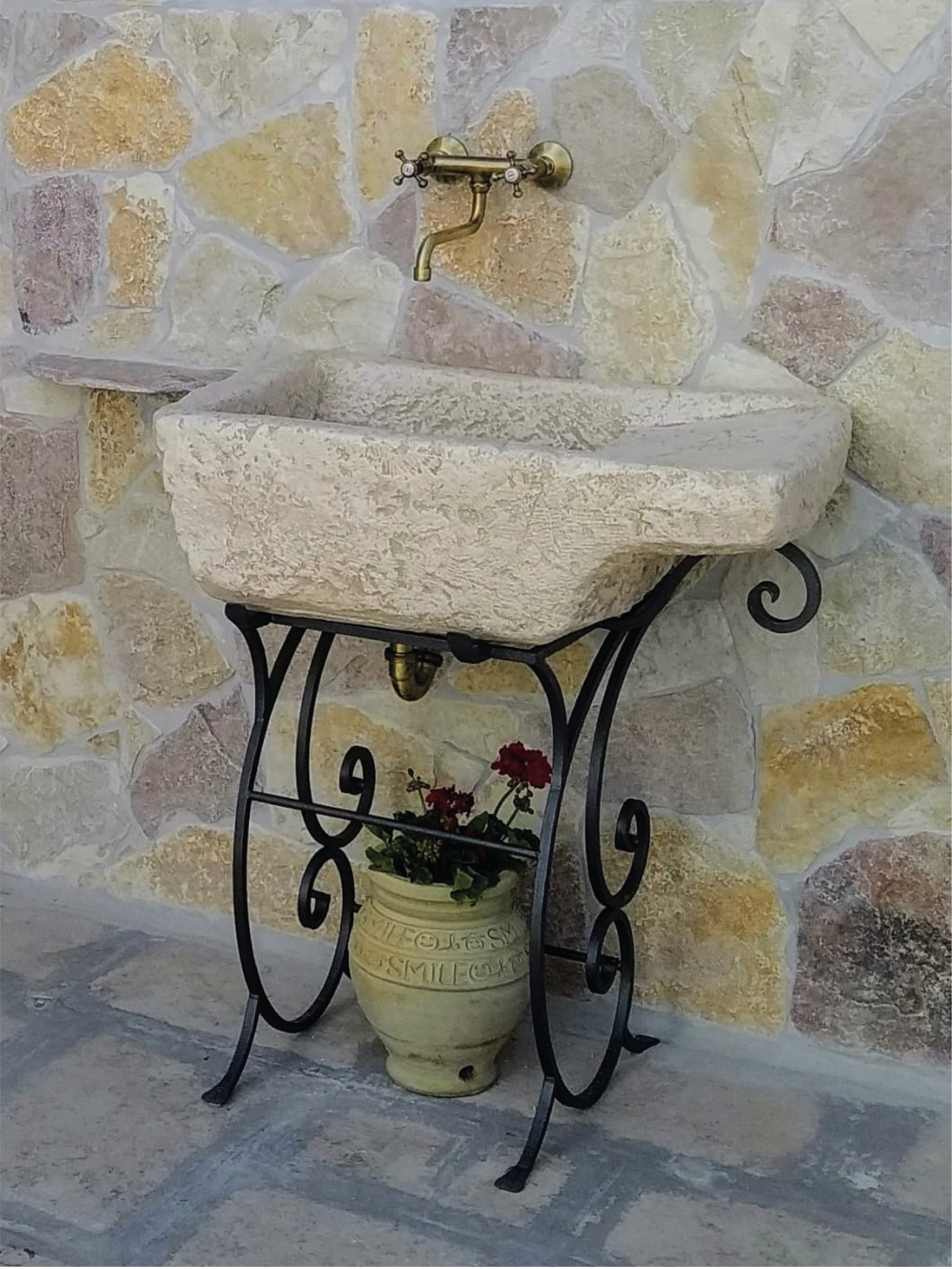 Pila Austri – Lavandino Rustico colore Beige Naturale con Struttura in Ferro Battuto - Notaro Manufatti