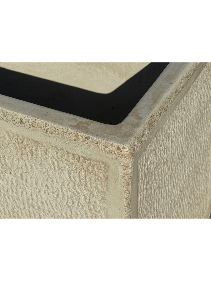 Vaso o Fioriera con Finitura Bocciardata Anticata Beige
