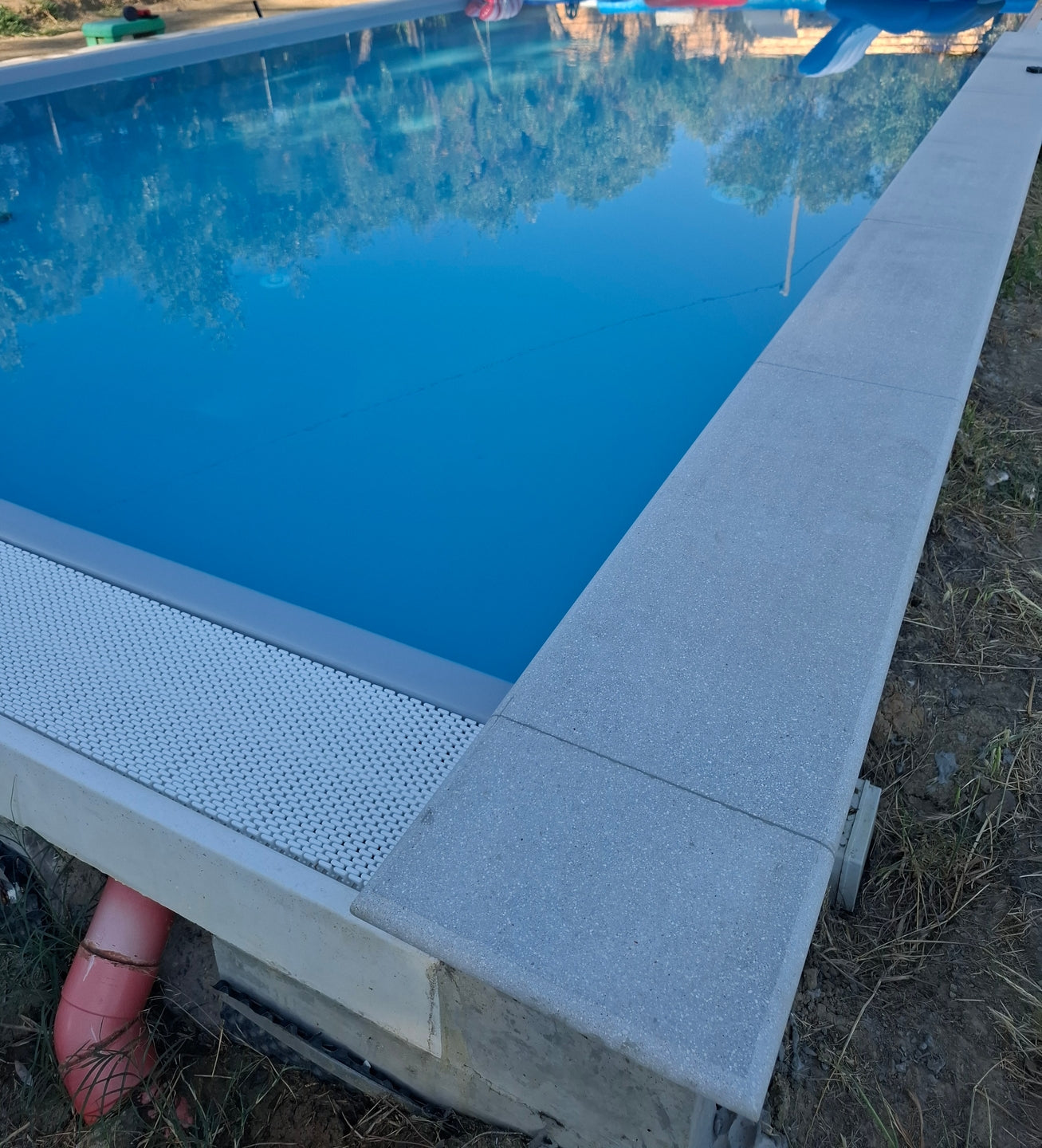 Coprimuro Notaro grigio installato su bordo piscina