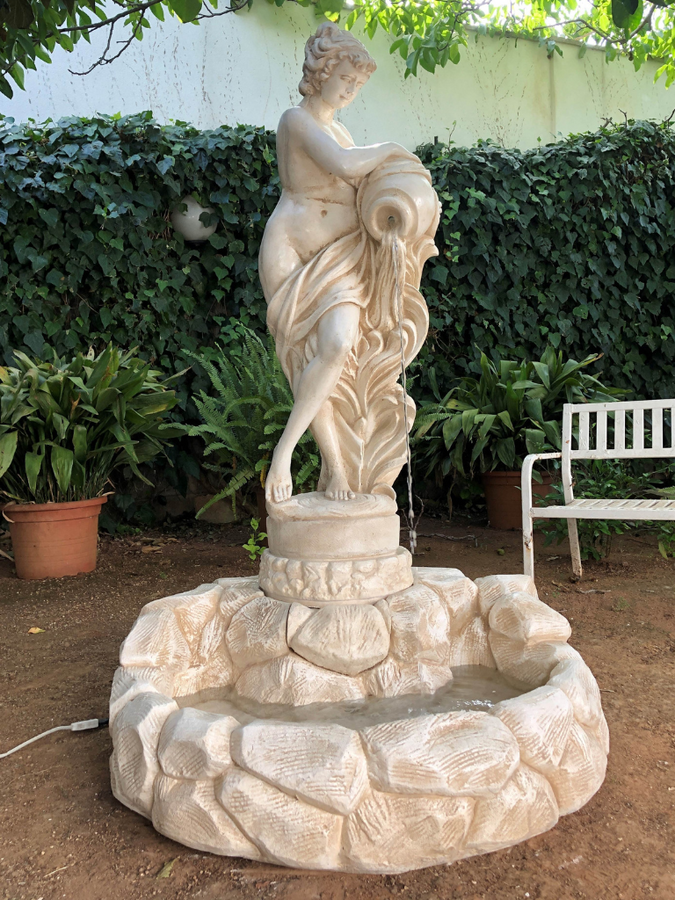 Fontana Laghetto Con Statua Portatrice D'Acqua